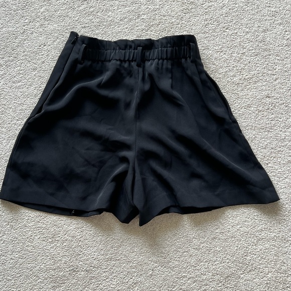 Uniqlo Pleated Shorts - Picture 2 of 3